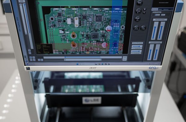 Monitor mit EFA‑Analyse einer Leiterplatte und optischem Prüfsystem für die Erstmusterprüfung