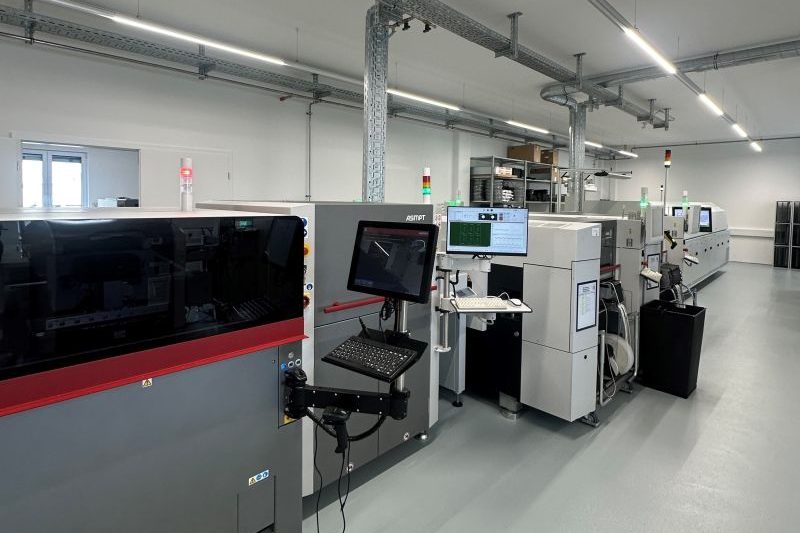 Neue SMT-Fertigungsstrecke bei LEDtronix mit Bestückautomaten, Drucker, SPI und Reflowofen in der Elektronikfertigung.
