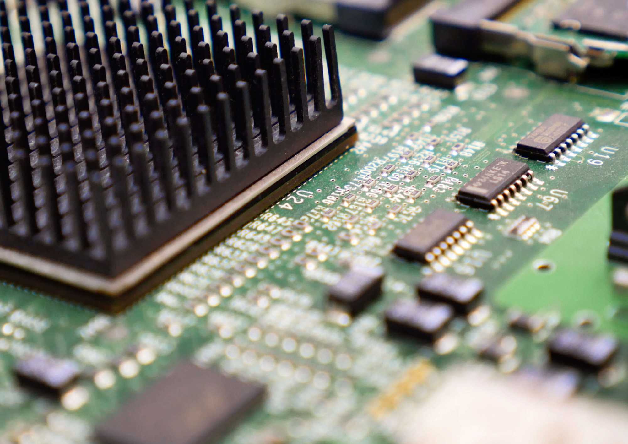 Nahaufnahme einer Embedded-Systems-Leiterplatte mit montiertem Kühlkörper zur thermischen Optimierung.