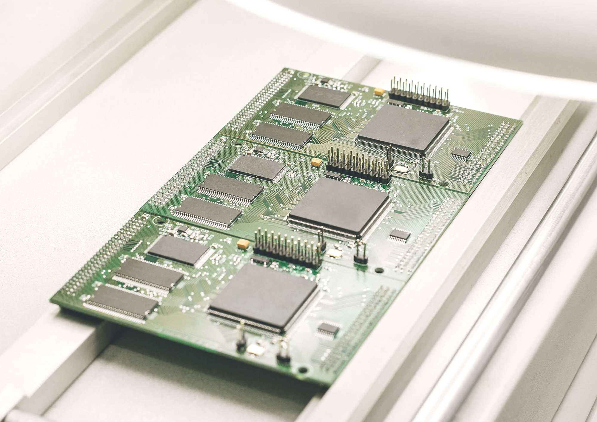 Präzise bestückte Embedded-Computing-Baugruppe als Referenz für komplexe Industrieelektronik.