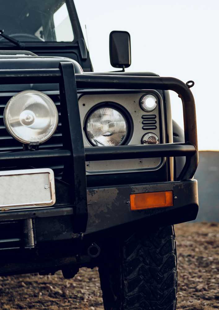 Robustes Einsatzfahrzeug im Gelände als Referenz für langlebige Verteidigungselektronik und zuverlässige Baugruppenfertigung.