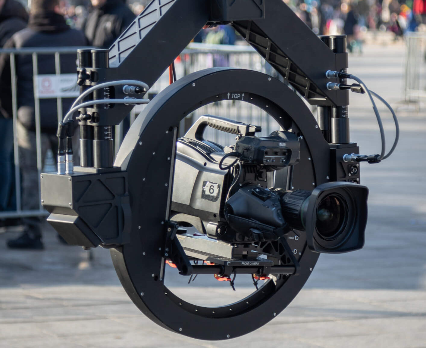 Professionelles Kamera-Rig für die Filmproduktion als Beispiel für komplexe Steuerungselektronik und Präzisionsfertigung.