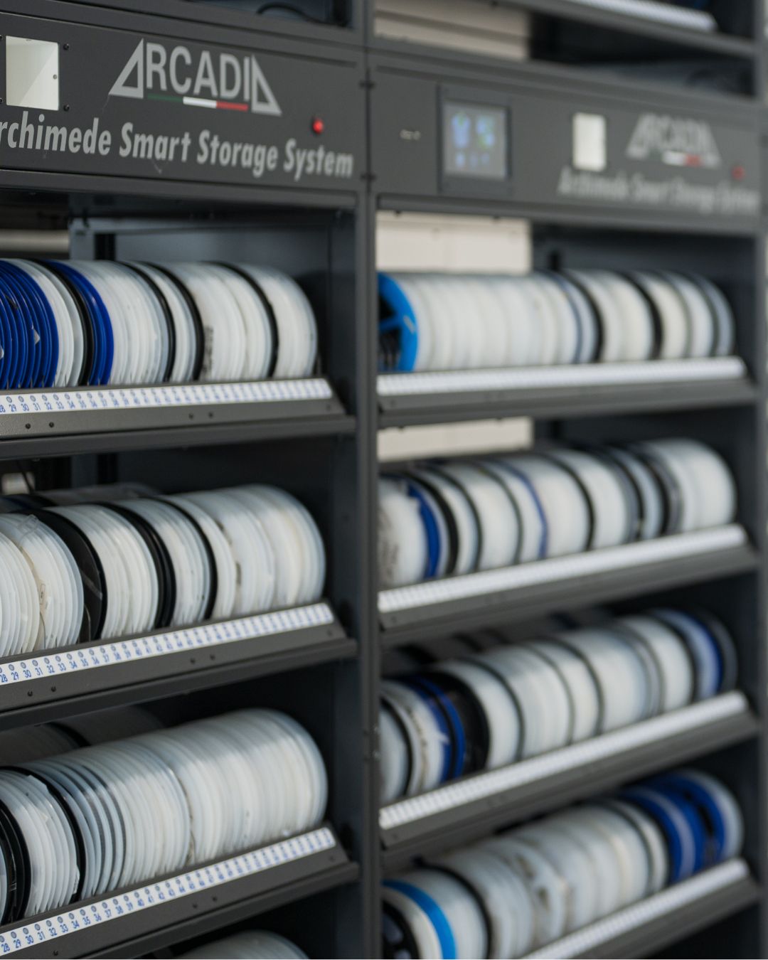 Das automatisierte ARCADIA Archimede Smart Storage System mit Pick-by-Light-Technologie in der digitalen LEDtronix Materialwirtschaft.