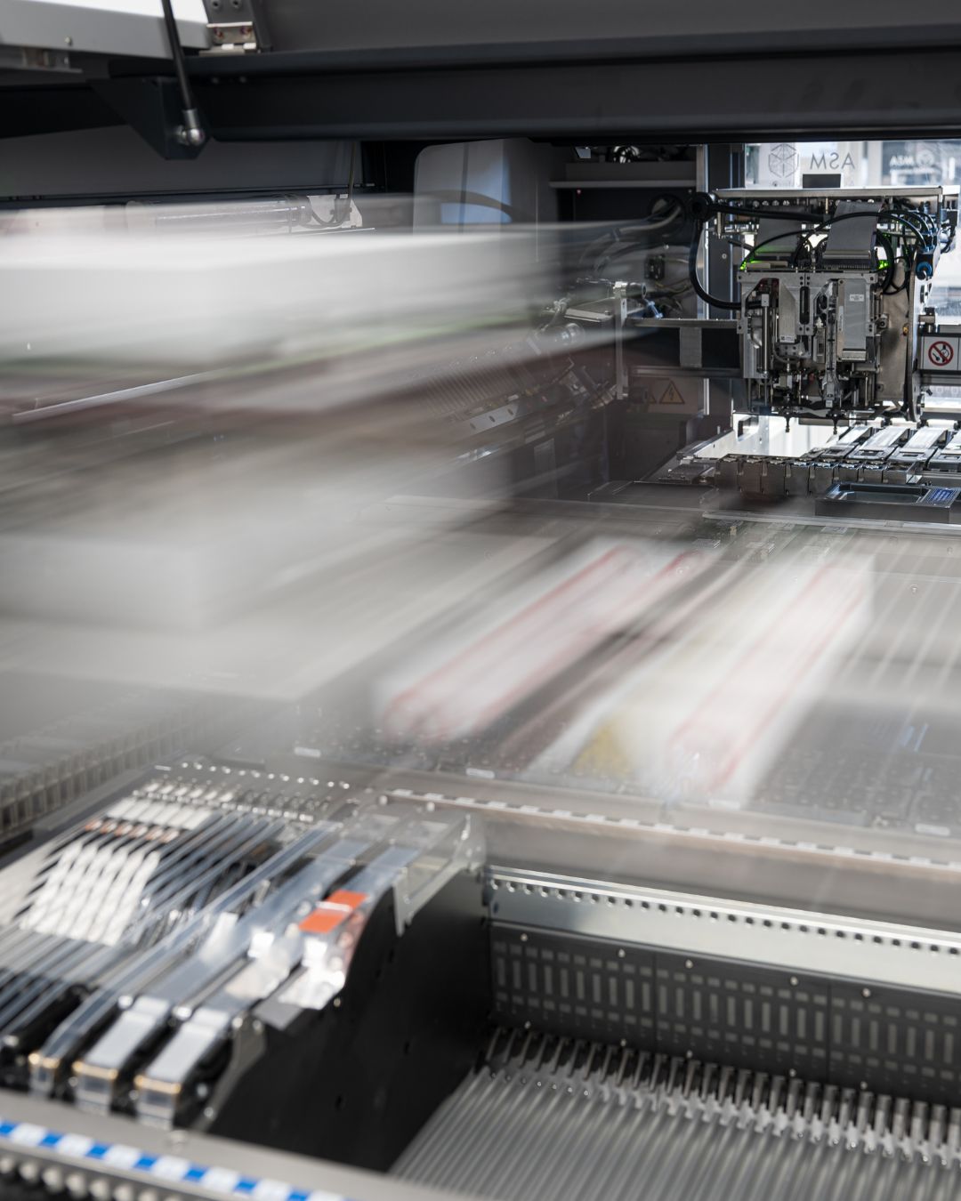 Blick auf die hochmoderne ASM SIPLACE SX SMT-Fertigungslinie bei LEDtronix in Feldkirchen-Westerham.