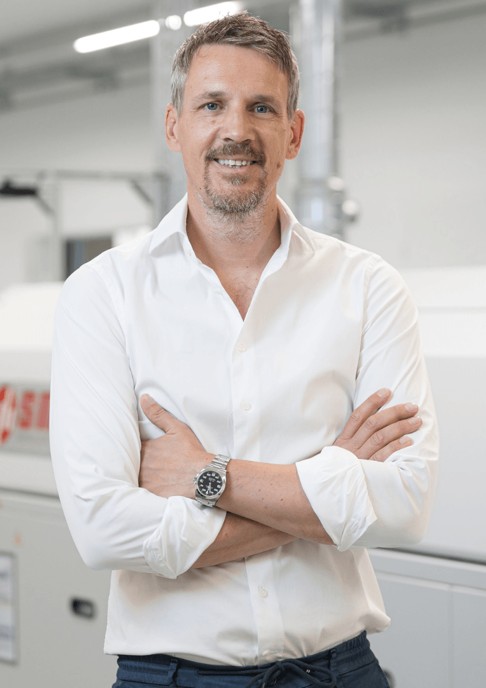 Hendrik Ohm in der Produktionshalle von LEDtronix
