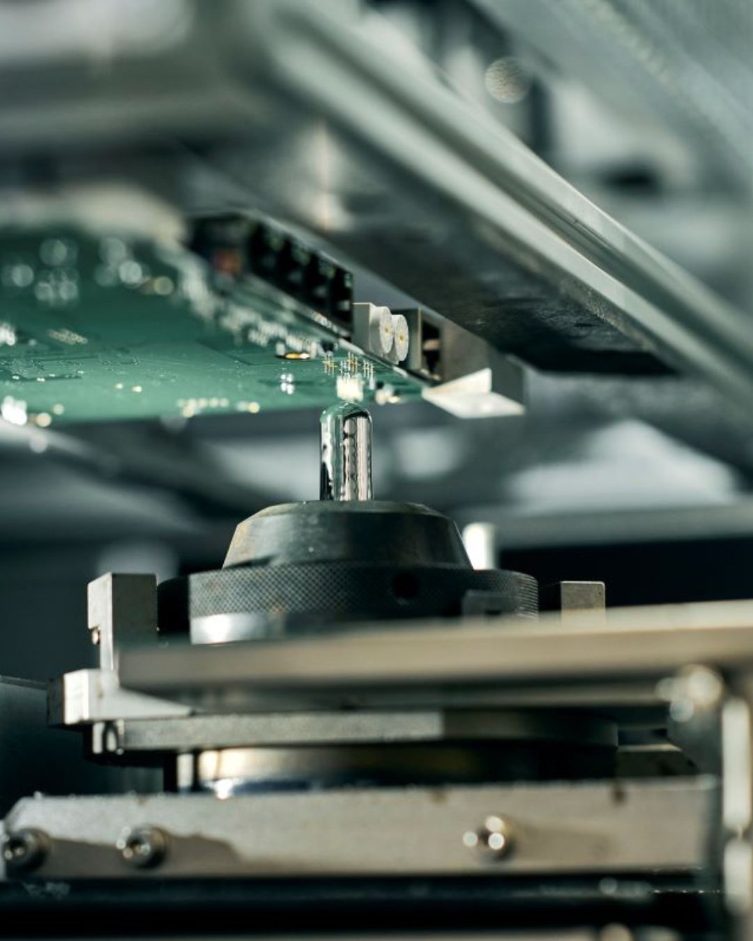 Die INERTECH CUBE.460 Selektivlötanlage bei LEDtronix für die prozesssichere und wirtschaftliche THT-Verarbeitung von kleinen und mittleren Losgrößen.
