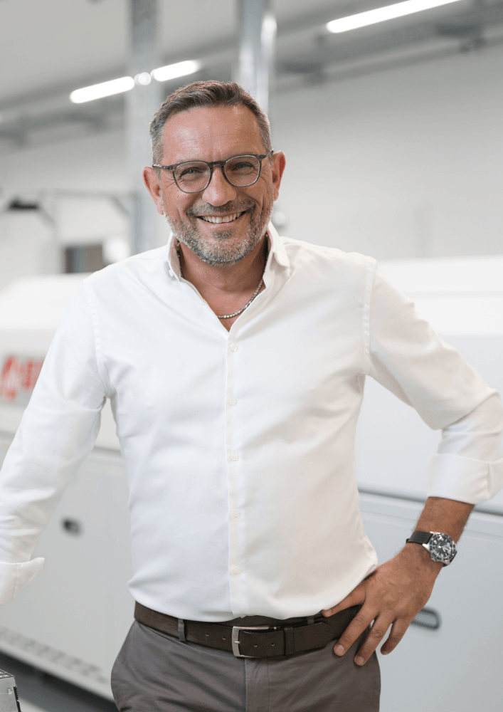 Jörg Urso in der Produktionshalle von LEDtronix