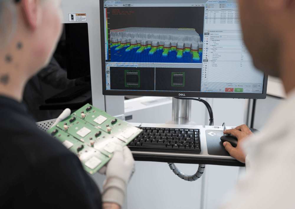 3D-AOI-Inspektion – Auswertung des Höhenprofils bei LEDtronix Mitarbeiter werten die 3D-Höhenprofilmessung einer bestückten Leiterplatte am AOI-System bei LEDtronix aus