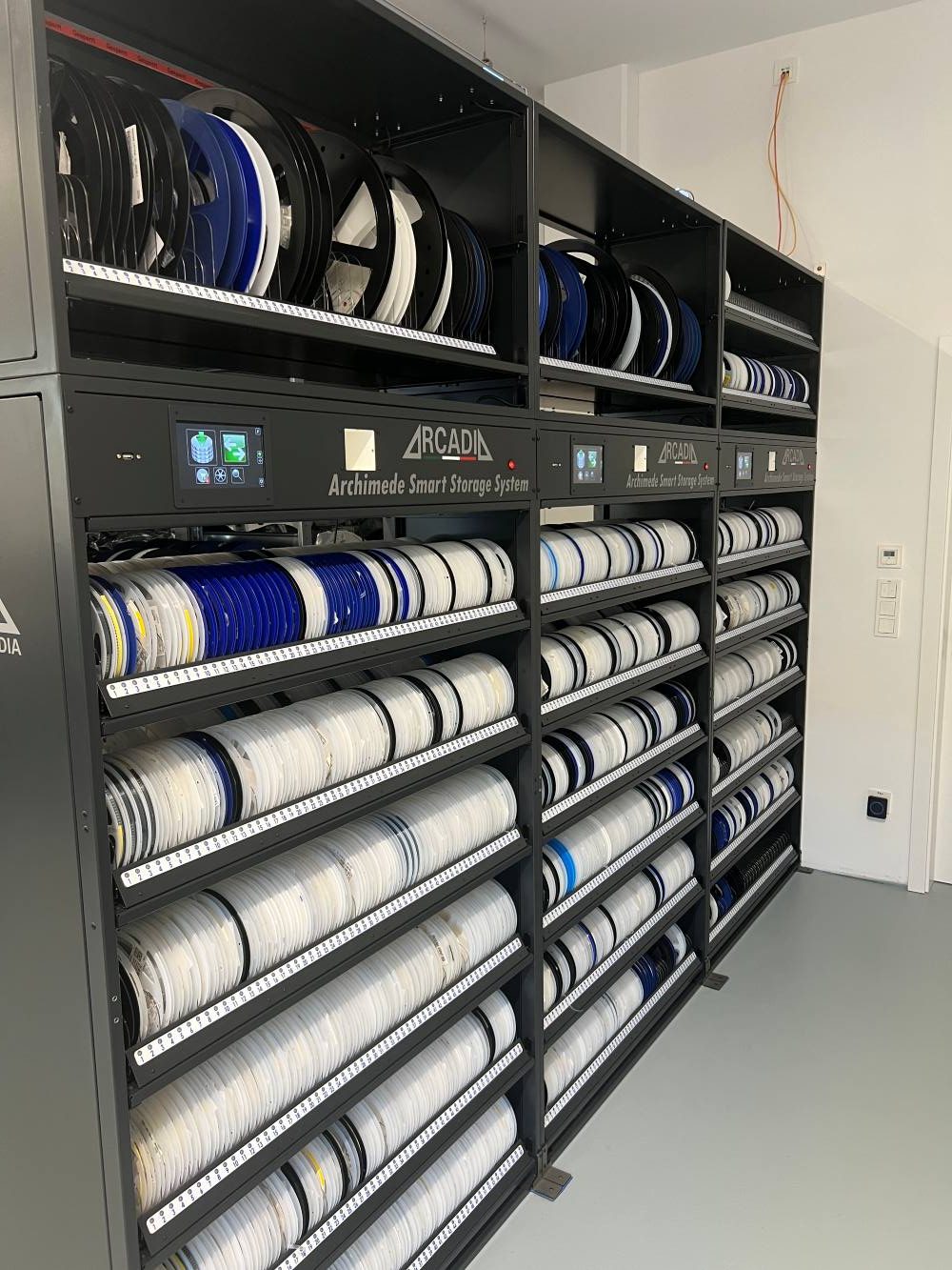 archimede-smart-storage-system-ledtronix Das vollautomatisierte Smart Storage System Archimede zur sicheren Lagerung von SMD-Komponenten.