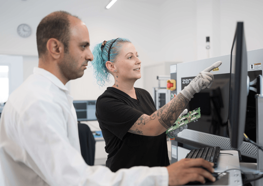 Koh Young Zenith α – 3D-AOI-System bei LEDtronix Mitarbeiterin bespricht die Prüfergebnisse am Koh Young Zenith α 3D-AOI-System bei LEDtronix