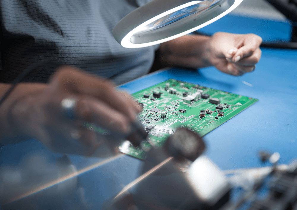 prototypenbau-ledtronix prüfen eines Prototypen unter der Lupe