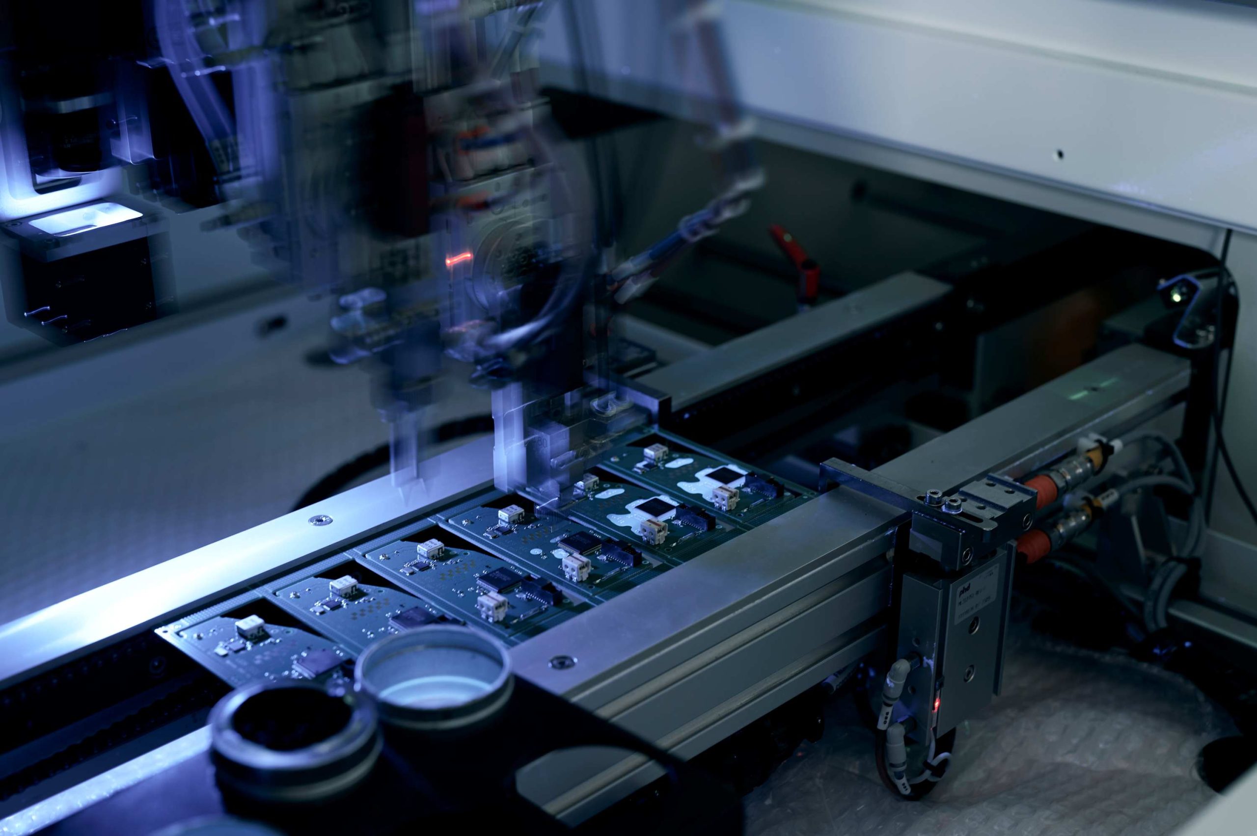Automatisierte Lackierung mit dem PVA DELTA 6 bei LEDtronix Dynamische Aufnahme des automatisierten Lackierkopfs am PVA DELTA 6 bei LEDtronix in Bewegung