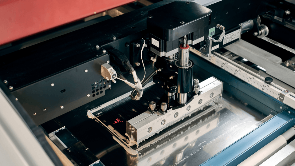 Automatisiertes SMD-Bestückungssystem für Prototypen- und Serienfertigung bei LEDtronix