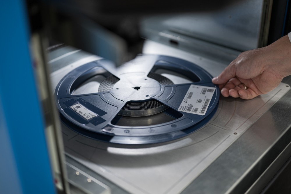 smd-bauteilrolle-wareneingangskontrolle Digitalisierte Wareneingangskontrolle einer SMD-Bauteilrolle im automatisierten Erfassungssystem bei LEDtronix.